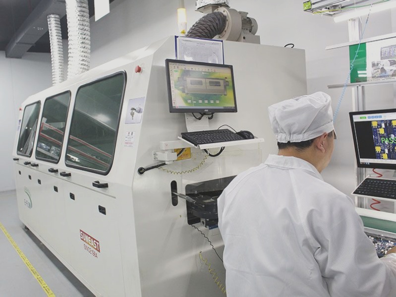 What are the distinctions between DIP wave soldering and reflow soldering in PCB assembly processes?