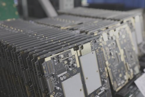 What types of components are typically used in PCB design?